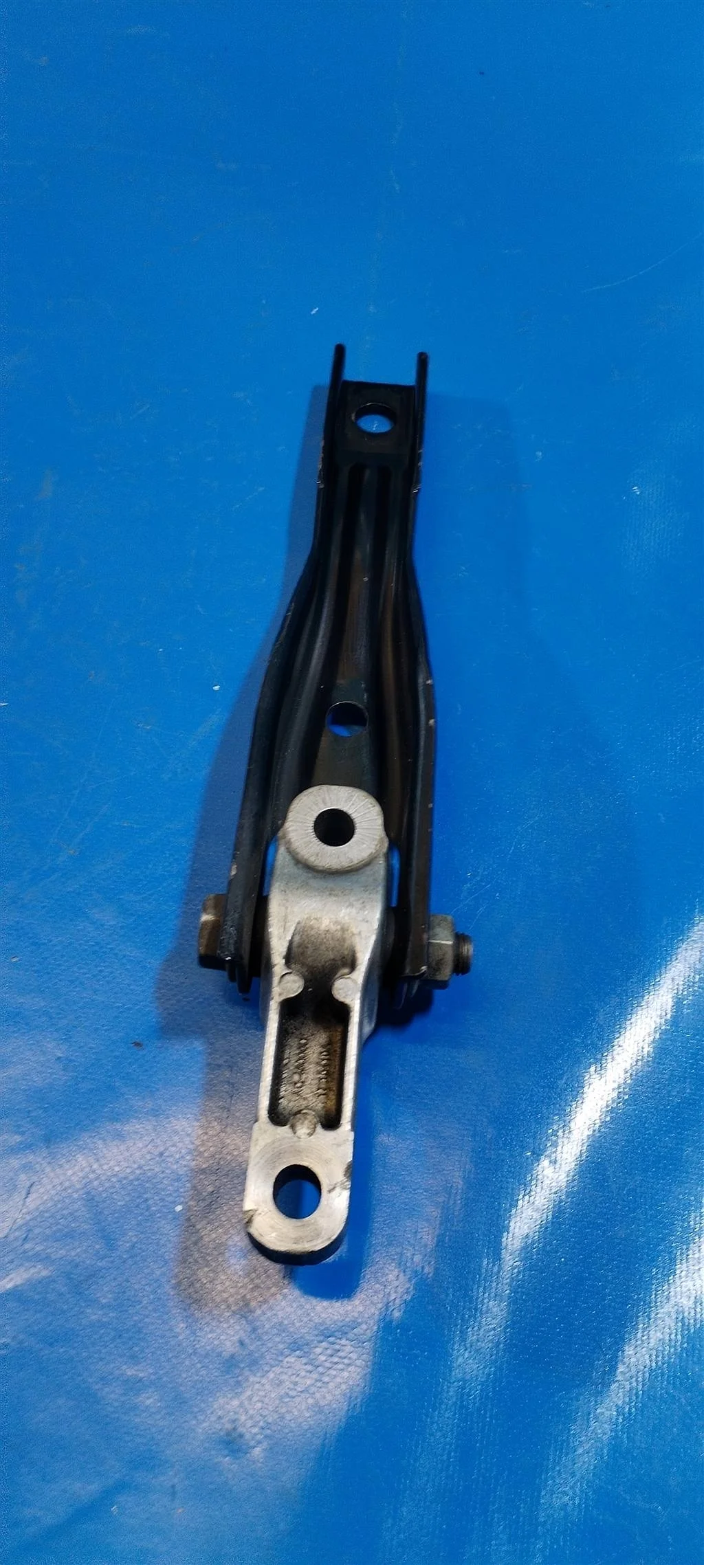 Опора двигателя задняя VW Passat B8