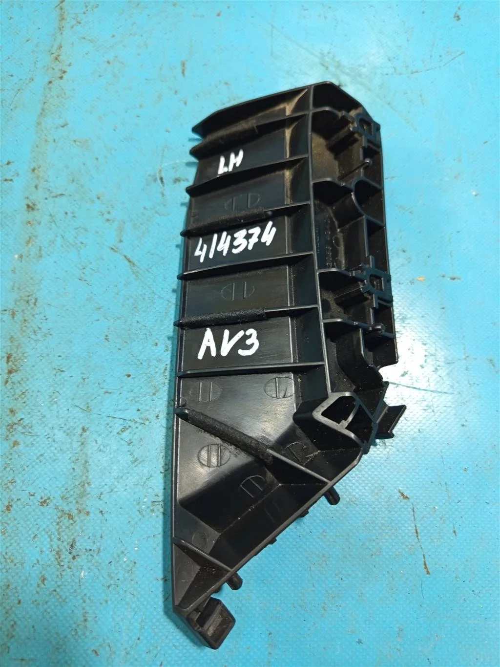 Кронштейн переднего бампера левый Infiniti Q50 V3