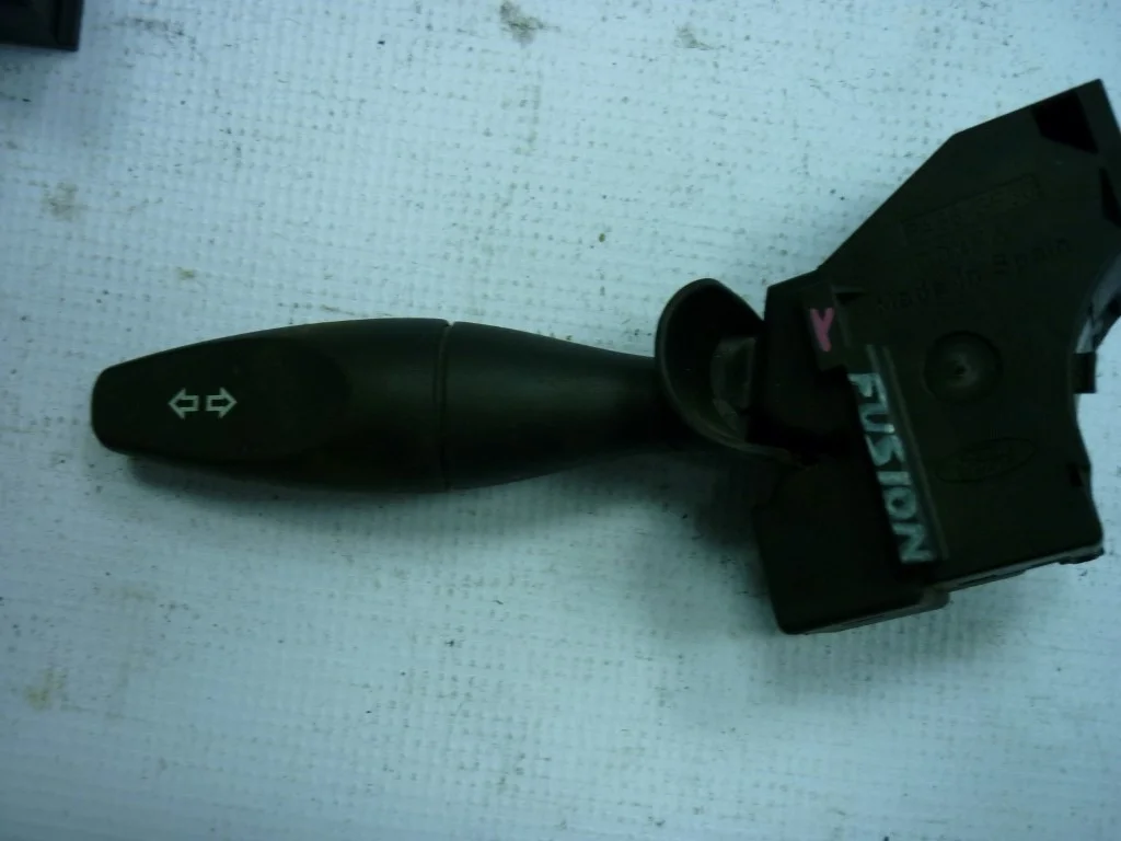 Переключатель поворотов подрулевой Ford Fusion 2002-2012  [1S7T13335AE]  в Вологде