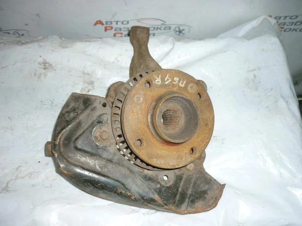 Кулак поворотный передний правый VW Passat (B3) 1988-1993  [357407256C]  в Вологде