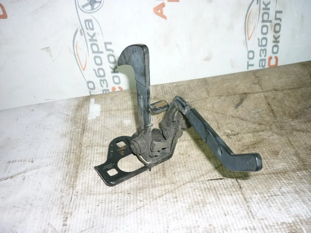 Крючок капота Skoda Octavia (A5 1Z-) 2004-2013  [1Z0823480E]  в Вологде