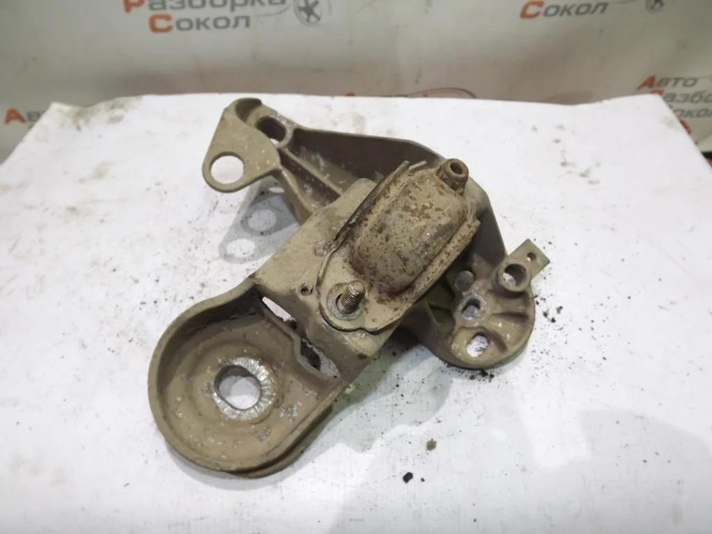 Кронштейн опоры двигателя VW Passat (B5+) 2000-2005  [8E0199352D]  в Вологде