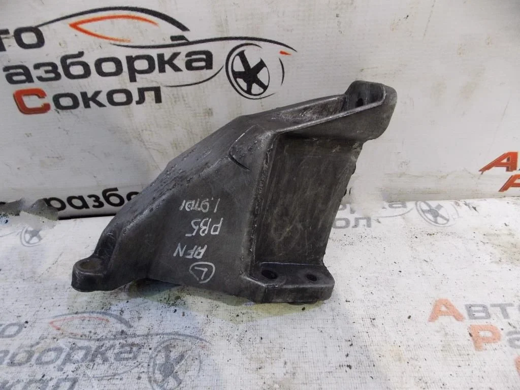 Кронштейн двигателя левый VW Passat (B5) 1996-2000  [8D0199307L]  в Вологде