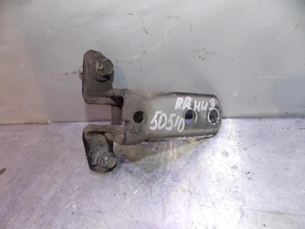 Петля двери Mitsubishi Lancer (CS) 2003-2006  [MR302270]  в Вологде