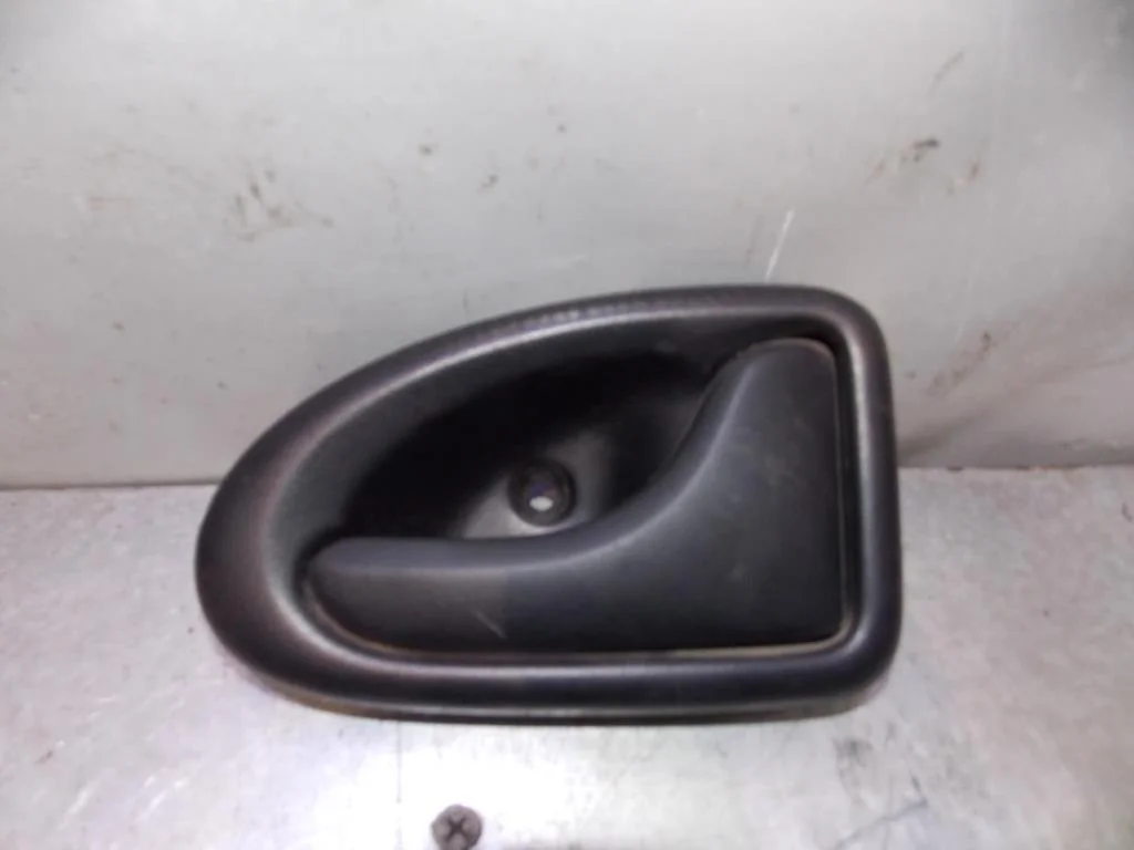 Ручка двери внутренняя правая Renault Logan 2005-2014  [7700830079]  1.6 K7MF710 в Вологде