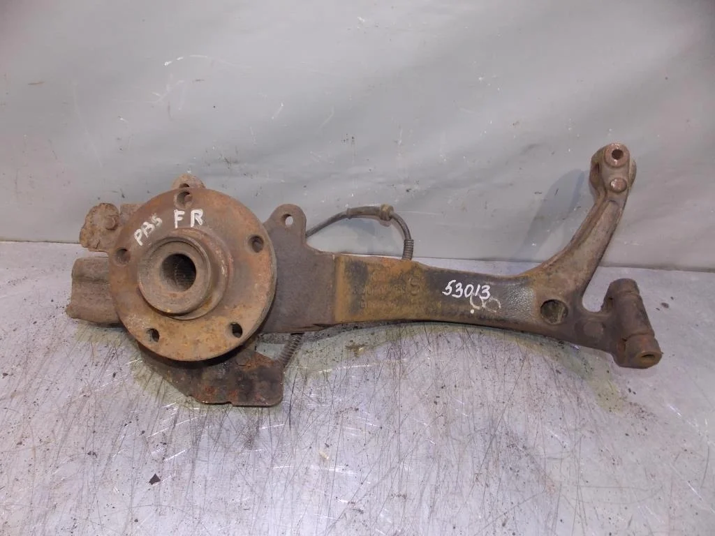 Кулак поворотный передний правый Audi A4 (B5) 1994-2002  [8D0407258S]  в Вологде