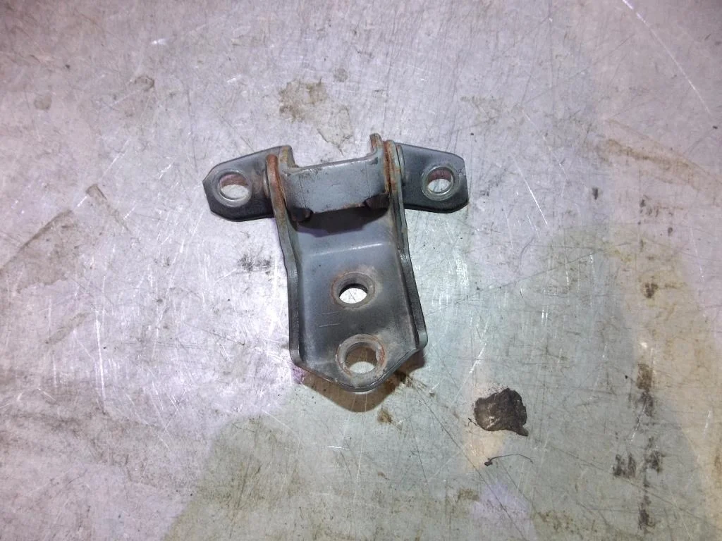 Петля двери Mazda Mazda 6 (GG) 2002-2007  [E11258210]  2.0TD 16V RF5C в Вологде