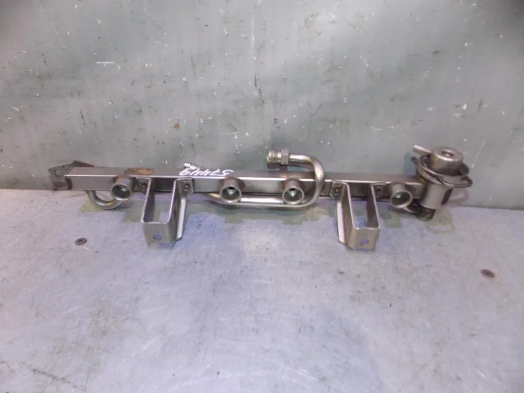 Рейка топливная (рампа) VW Passat (B5) 1996-2000  [06B133317A]  1.6 AHL в Вологде