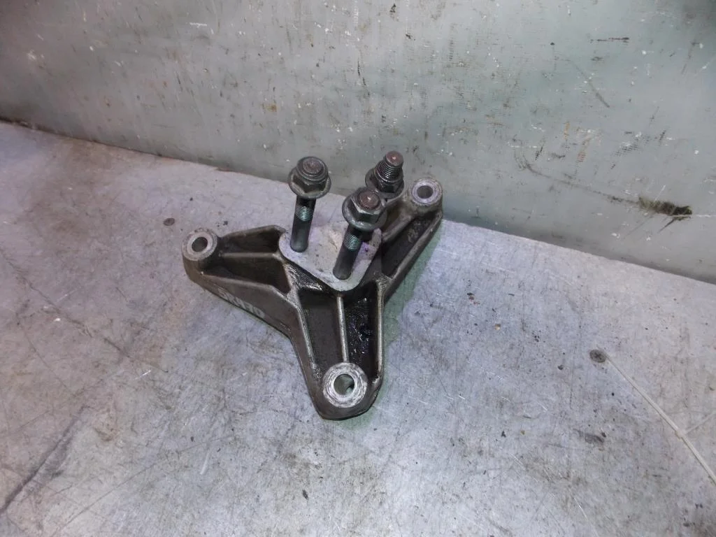 Кронштейн КПП левый Mitsubishi Carisma (DA) 2000-2003  [MR222150]  1.6 4G92 в Вологде