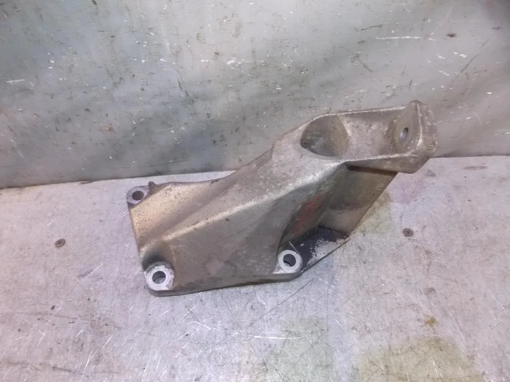 Кронштейн двигателя левый VW Passat (B5+) 2000-2005  [8D0199307P]  в Вологде