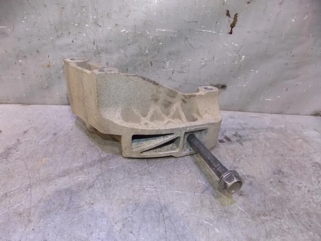 Кронштейн опоры двигателя Nissan Qashqai (J10) 2006-2014  [11232JD00A]  1.6 16V HR16DE в Вологде