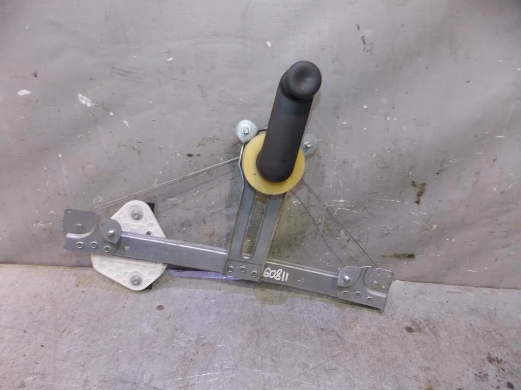 Стеклоподъемник механ. задний левый Renault Logan 2005-2014  [8200804307]  1.4 K7J 710 в Вологде