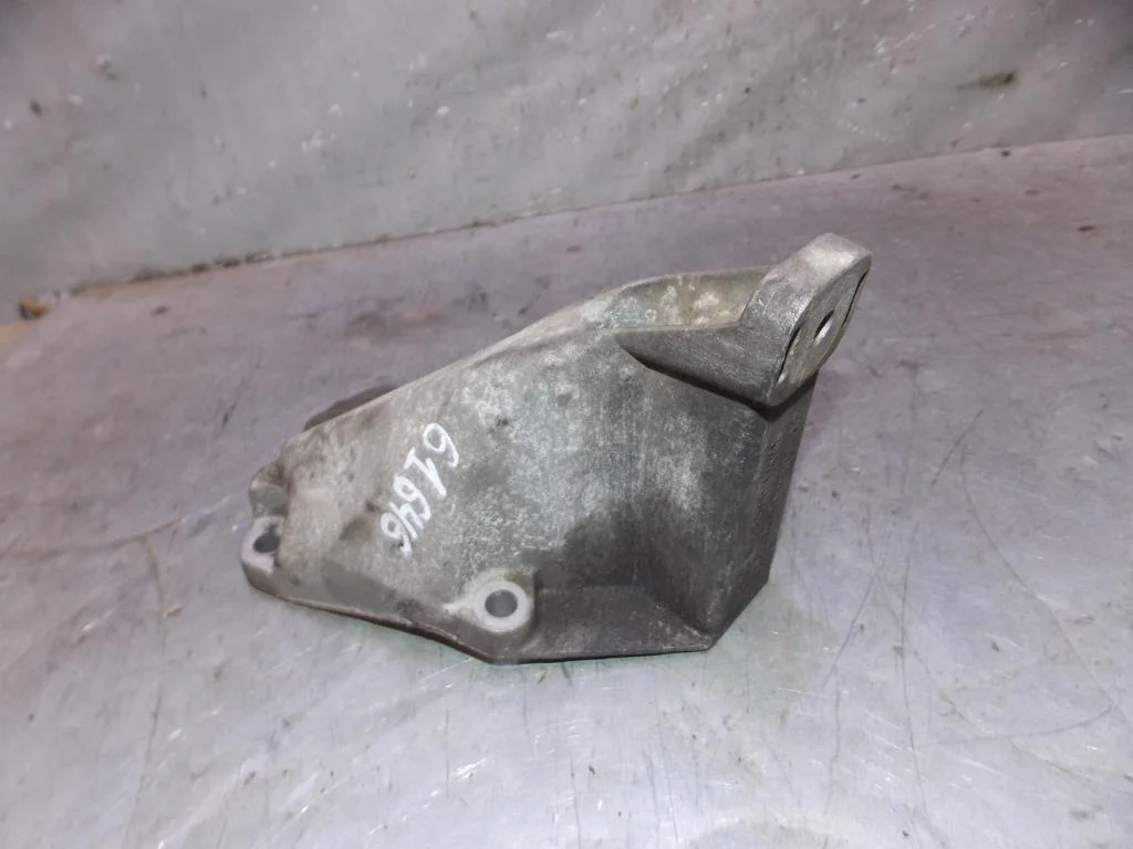 Кронштейн двигателя левый VW Passat (B5+) 2000-2005  [8D0199307P]  в Вологде