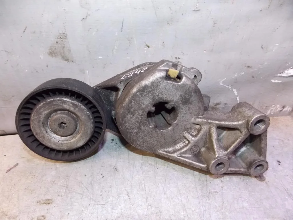 Ролик руч.ремня с кронштейном VW Golf IV \Bora 1997-2005  [06A903315D]  в Вологде