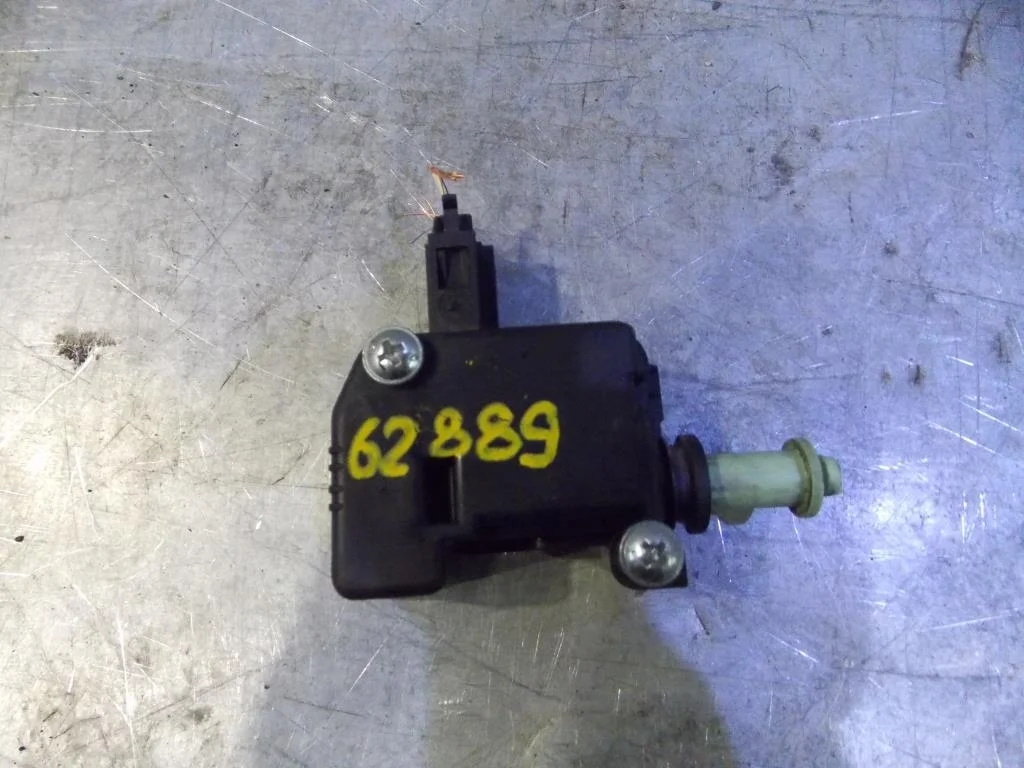 Активатор замка крышки бензобака Toyota Avensis II 2003-2008  [7703005011]  в Вологде