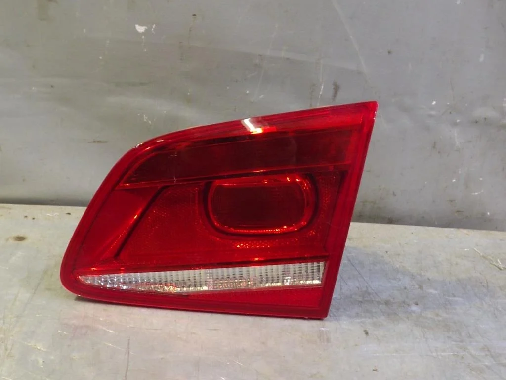 Фонарь задний внутренний правый VW Passat (B7) 2011-2015  [3AE945094J]  1.4 16V CAXC в Вологде