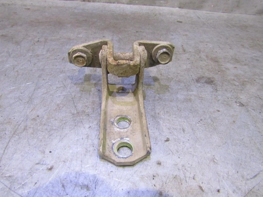 Петля двери Mitsubishi Airtrek 2001-2005  [MR302270]  2.0T 4G63T в Вологде