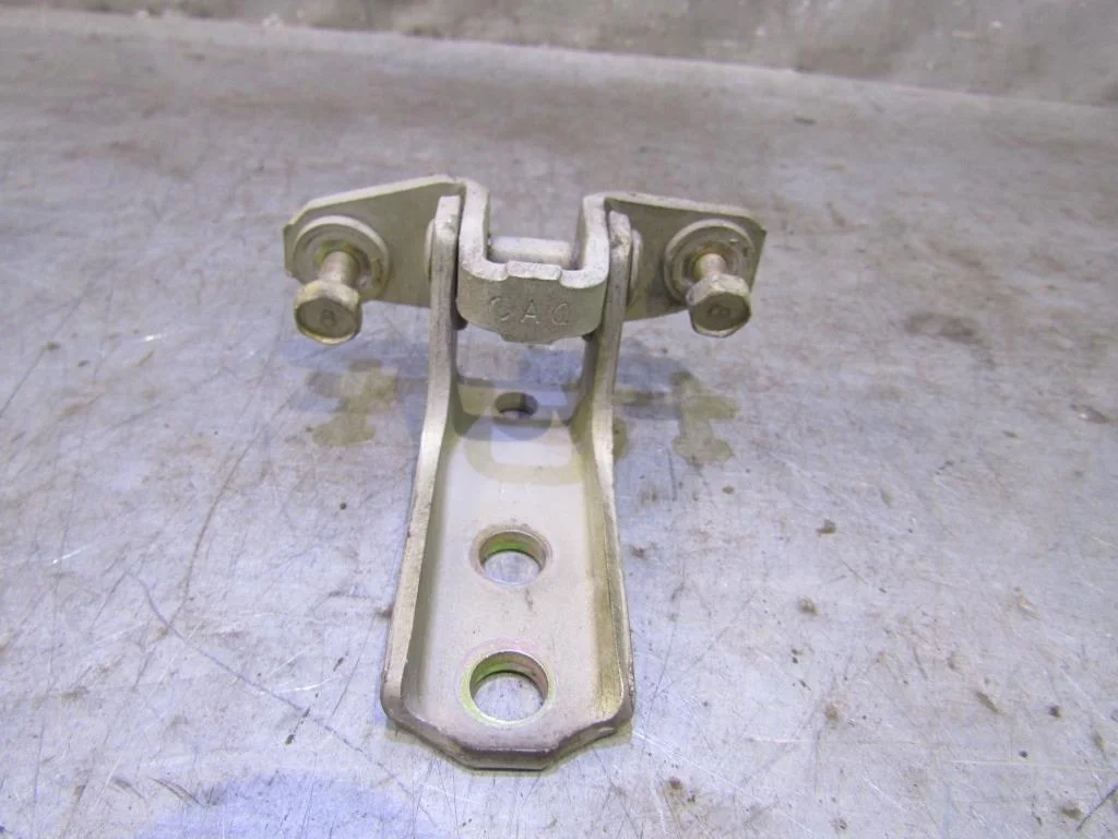 Петля двери Mitsubishi Airtrek 2001-2005  [MR302270]  2.0T 4G63T в Вологде