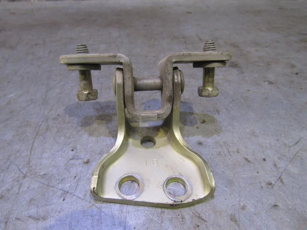 Петля двери задней левой верхняя Mitsubishi Airtrek 2001-2005  [MR313665]  2.0T 4G63T в Вологде