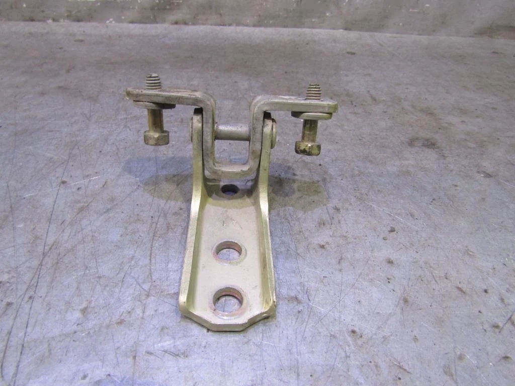 Петля двери Mitsubishi Airtrek 2001-2005  [MR302270]  2.0T 4G63T в Вологде