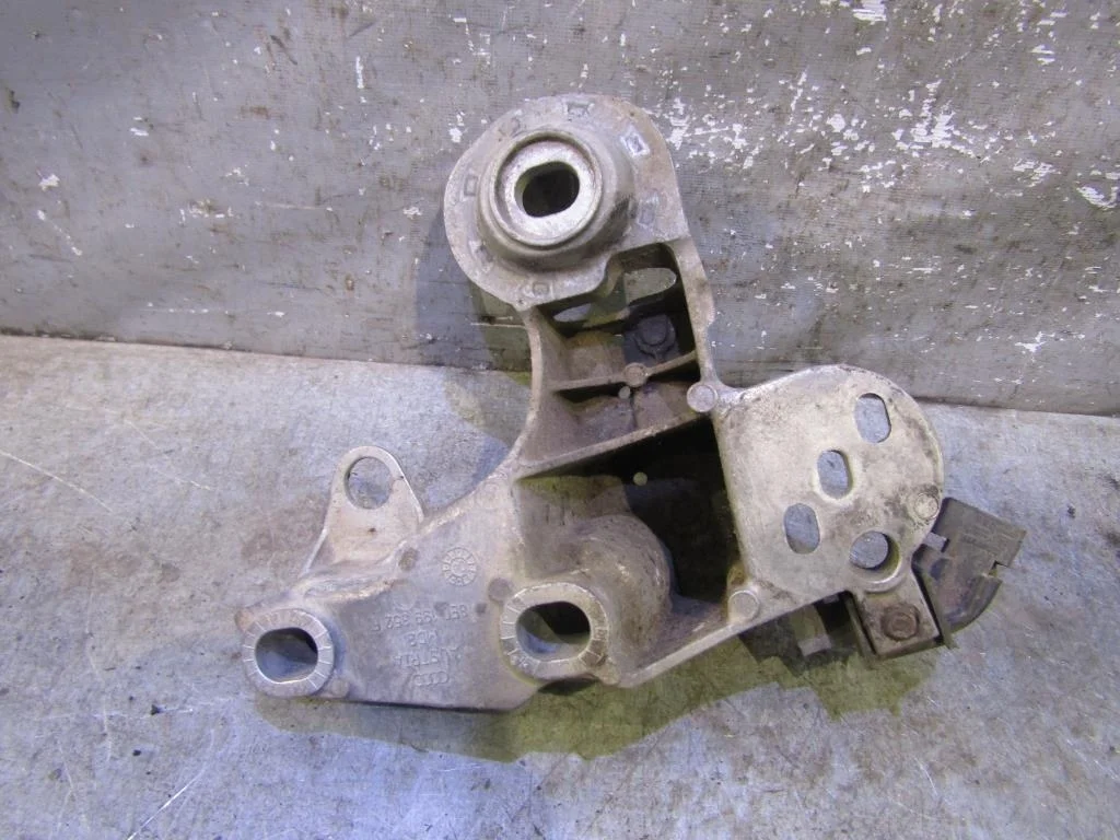 Кронштейн опоры двигателя Audi A4 (B7) 2005-2007  [8E0199352D]  в Вологде