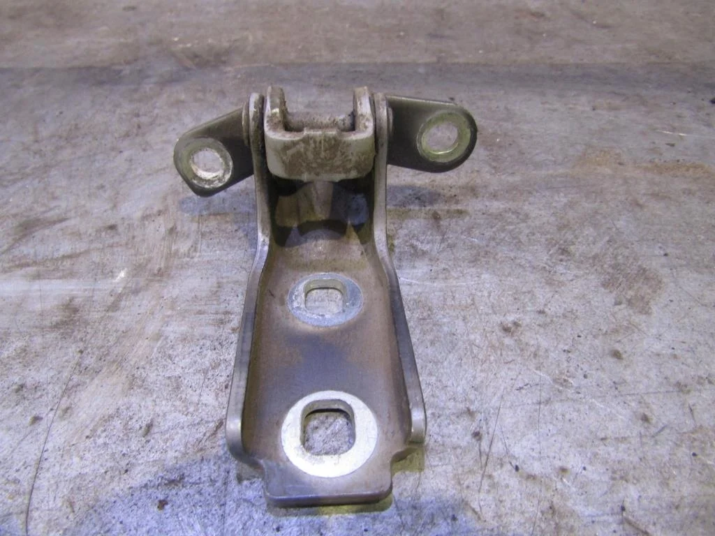 Петля двери передней Chevrolet Cruze 2009-2016  [13501711]  1.6 F16D3 в Вологде