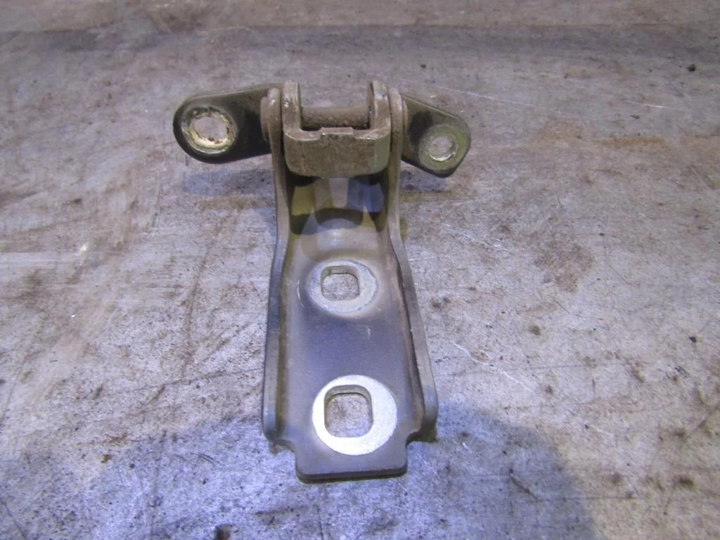 Петля двери передней Chevrolet Cruze 2009-2016  [13501711]  1.6 F16D3 в Вологде