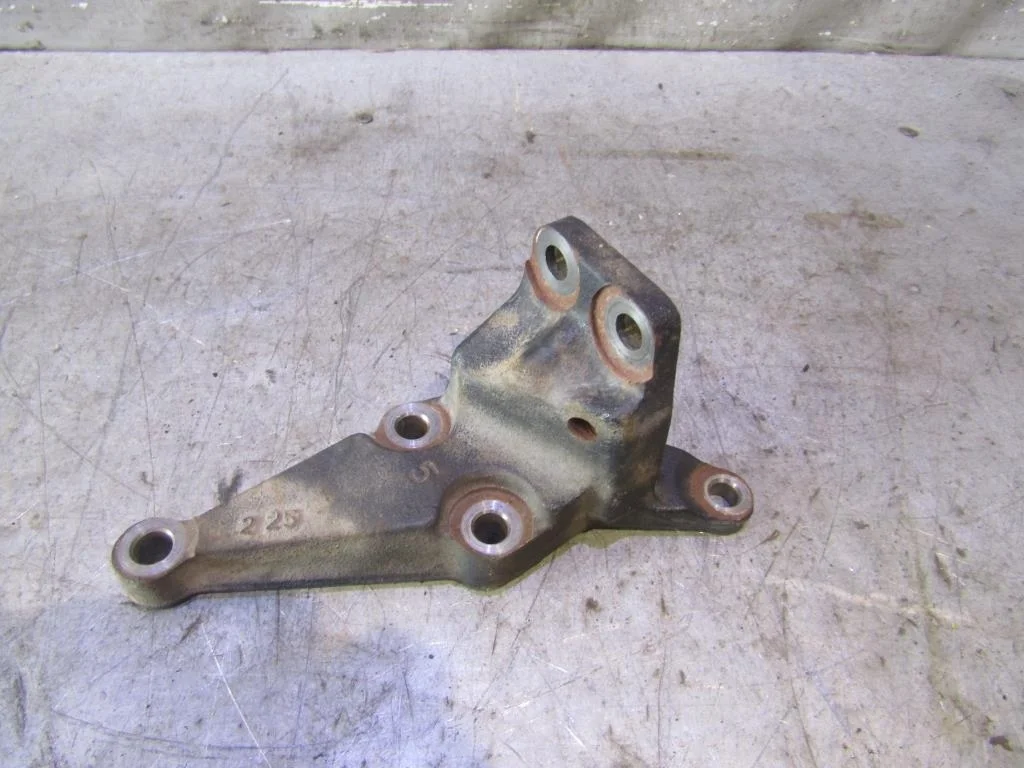 Кронштейн двигателя правый Toyota CorollaVerso 2001-2004  [1231522050]  в Вологде