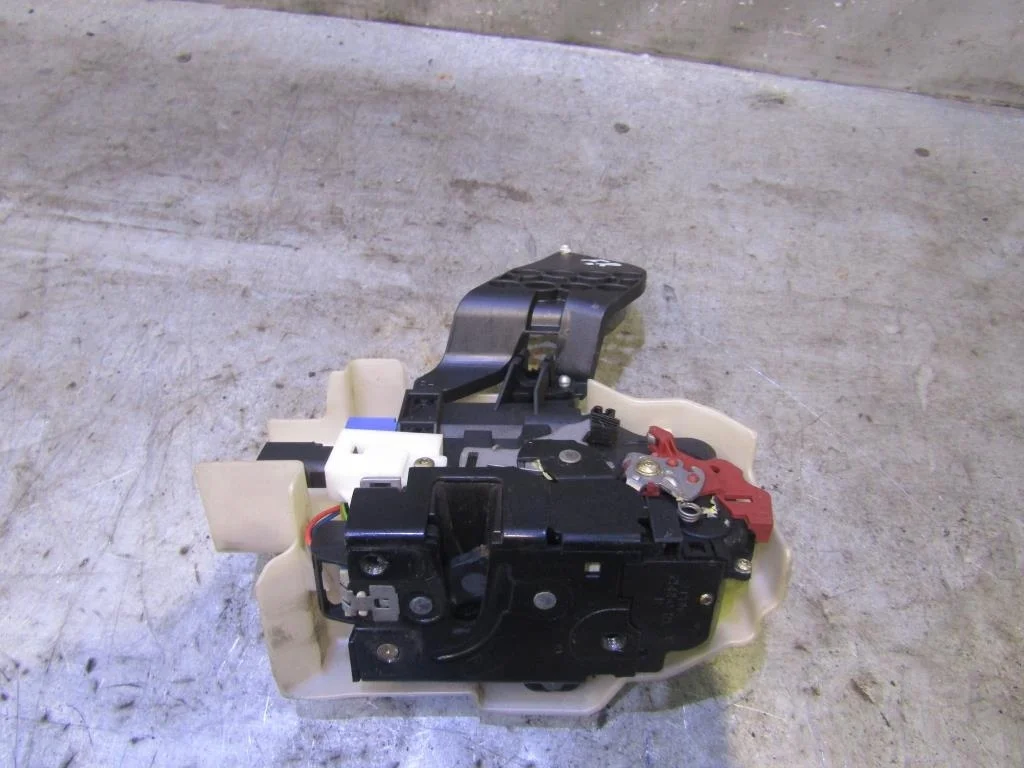 Замок двери передней правой VW Touareg 2002-2010  [3D1837016D]  4.2 V8 AXQ в Вологде