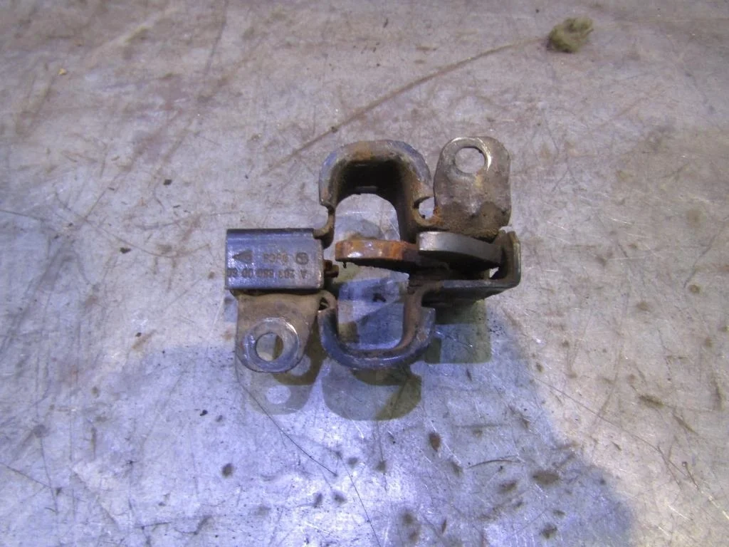Замок капота Mercedes Benz W203 2000-2006  [A2038800060]  2.0 M111.955 в Вологде