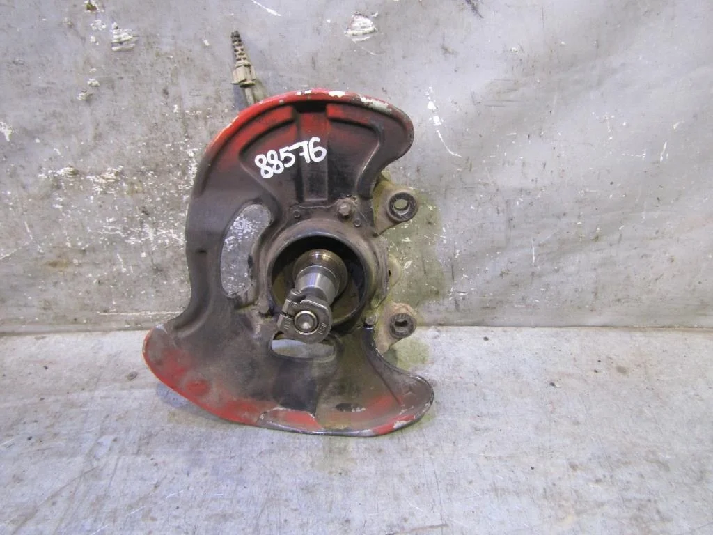 Кулак поворотный передний левый Mercedes Benz W203 2000-2006  [A2093320001]  2.0 M111.955 в Вологде