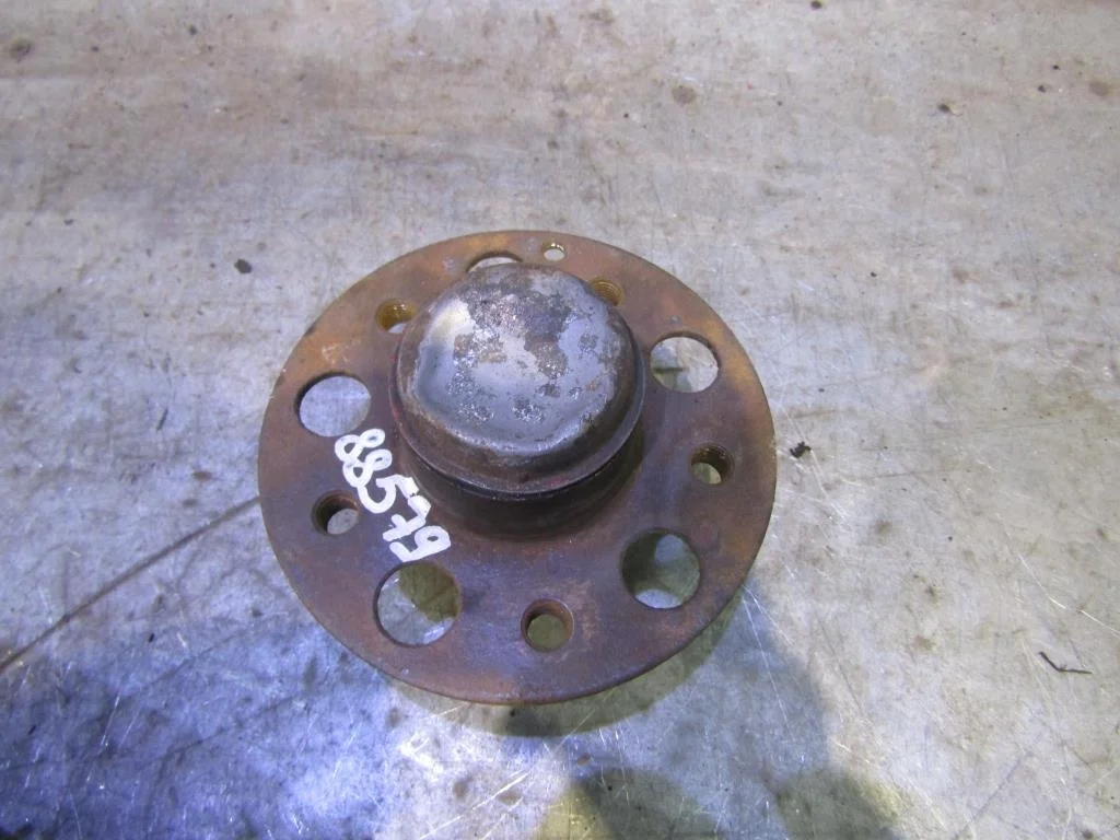 Ступица передняя Mercedes Benz W203 2000-2006  [A2093300325]  2.0 M111.955 в Вологде