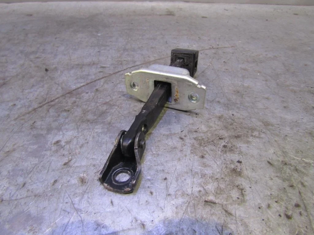 Ограничитель двери Mitsubishi Outlander XL (CW) 2006-2012  [5732A029]  3.0 24V 6B31 в Вологде