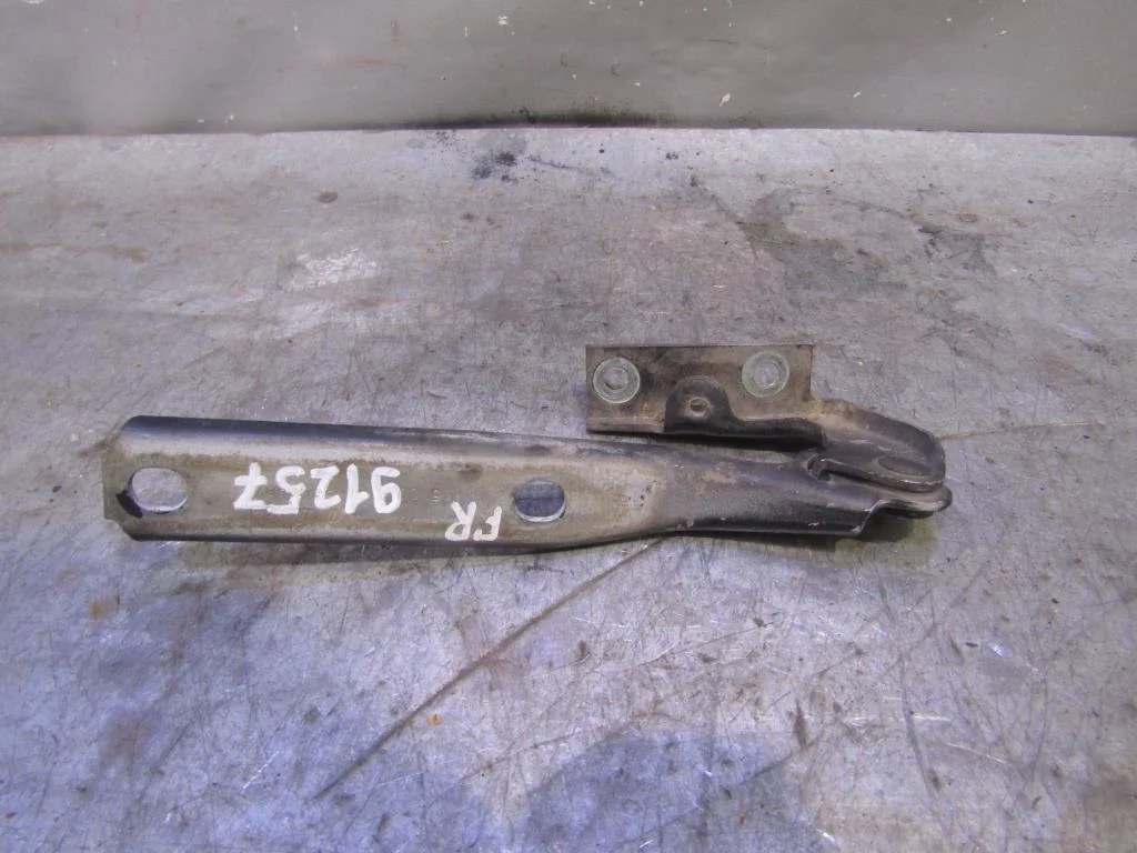 Петля капота правая Audi A4 (B5) 1994-2002  [3B0823302]  1,8T AWM в Вологде