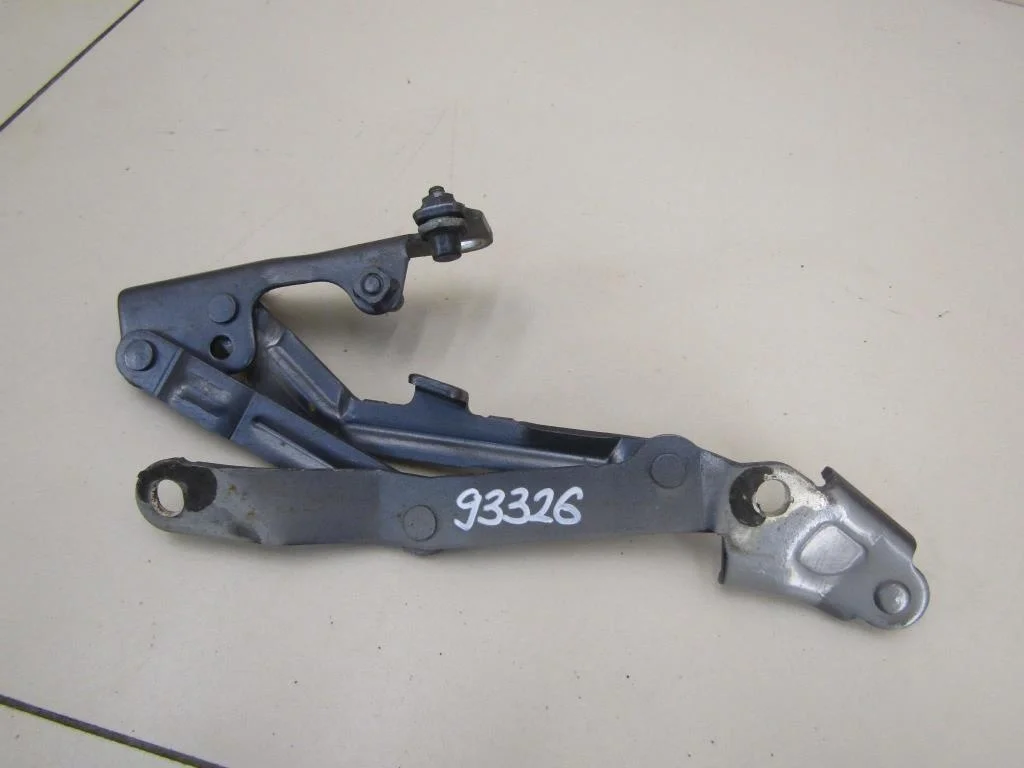 Петля крышки багажника Mitsubishi Lancer (CX, CY) 2007-нв  [5923A013]  1.5 16V 4A91 в Вологде