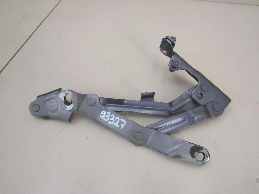 Петля крышки багажника Mitsubishi Lancer (CX, CY) 2007-нв  [5923A014]  1.5 16V 4A91 в Вологде