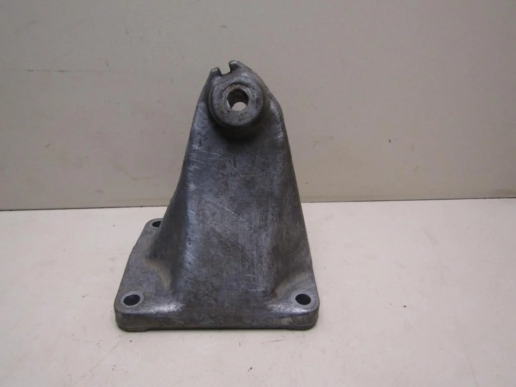 Кронштейн двигателя правый Mercedes Benz C208 CLK coupe 1997-2002   [A6042230004]  в Вологде