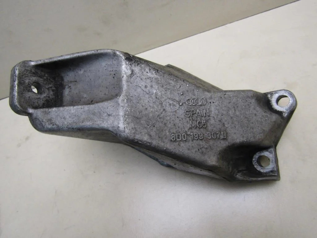 Кронштейн двигателя левый VW Passat (B5) 1996-2000  [8D0199307L]  в Вологде