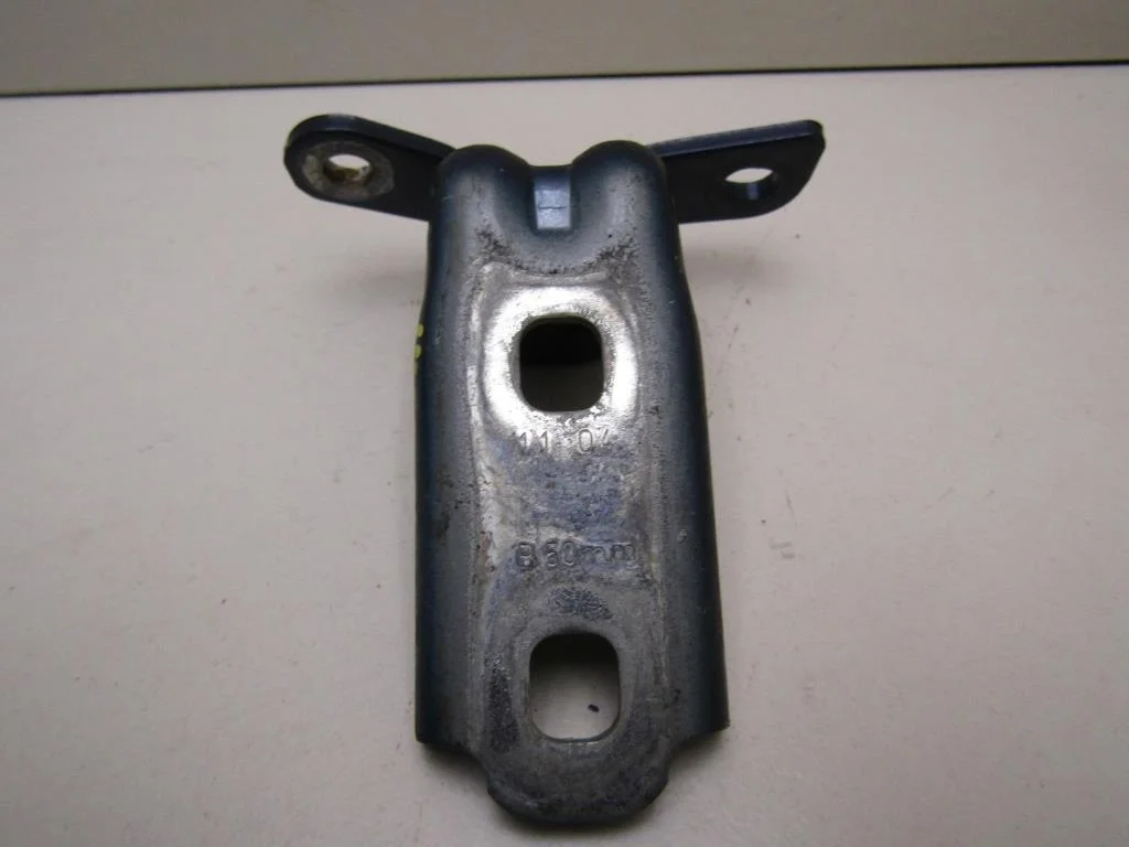 Петля двери задней левой нижняя Opel Astra J 2010-2017  [13501715]  1.6 A16XER в Вологде