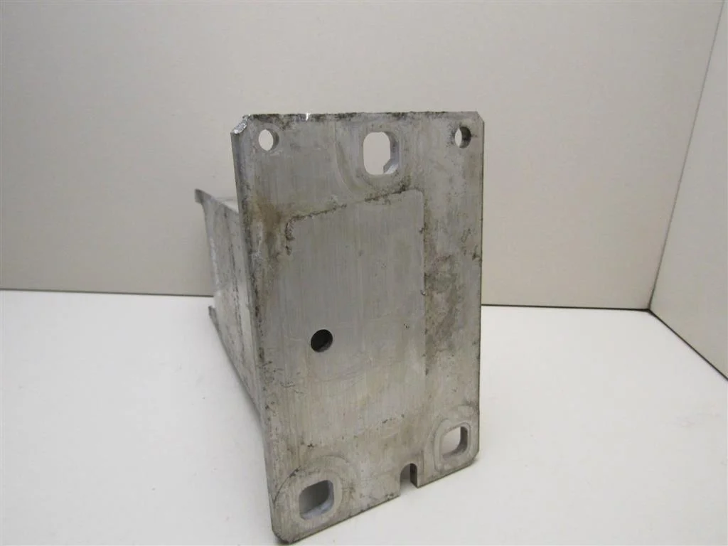 Кронштейн усилителя переднего бампера правый Audi A4 (B8) 2007-2015  [8K0807134B]  2.7 CAM в Вологде