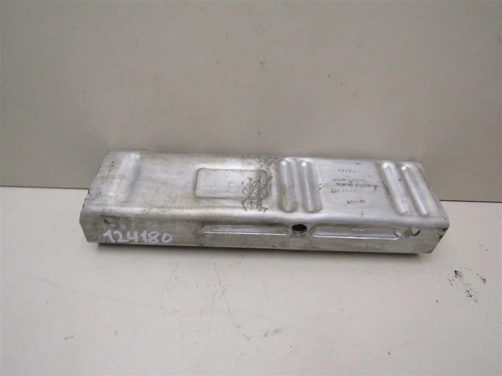 Кронштейн усилителя заднего бампера Audi A4 (B6) 2000-2004  [8E0807332B]  2.0 ALT в Вологде