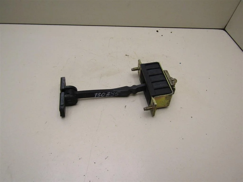 Ограничитель двери Mercedes Benz W203 2000-2006  [A2037200116]  2.2 OM646.963 в Вологде