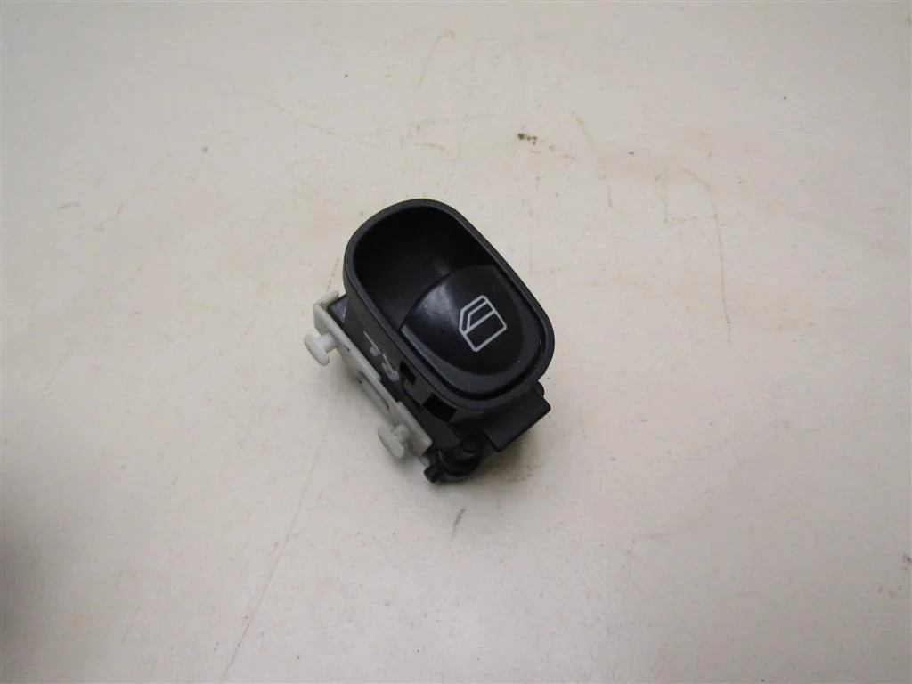 Кнопка стеклоподъемника Mercedes Benz W203 2000-2006  [A2038200210]  2.2 OM646.963 в Вологде