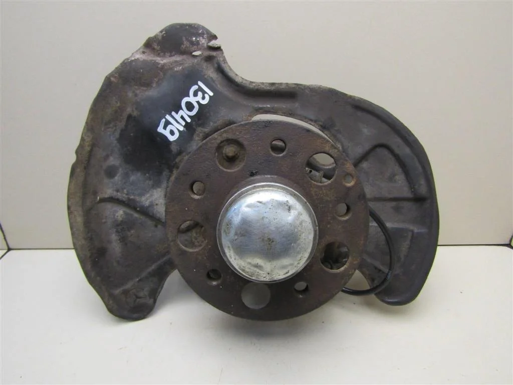 Кулак поворотный передний левый Mercedes Benz W203 2000-2006  [A2093320001]  2.2 OM646.963 в Вологде