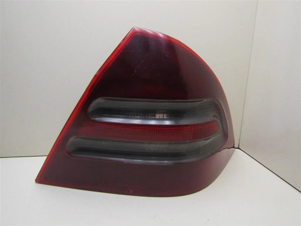 Фонарь задний правый Mercedes Benz W203 2000-2006  [A2038200264]  2.2 OM646.963 в Вологде