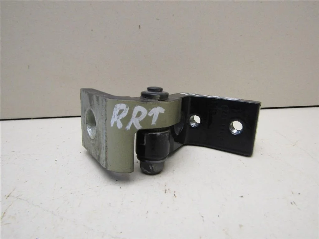 Петля двери задней правой верхняя Skoda Octavia (A5 1Z-) 2004-2013  [1Z0833402B]  1.6  BSE в Вологде