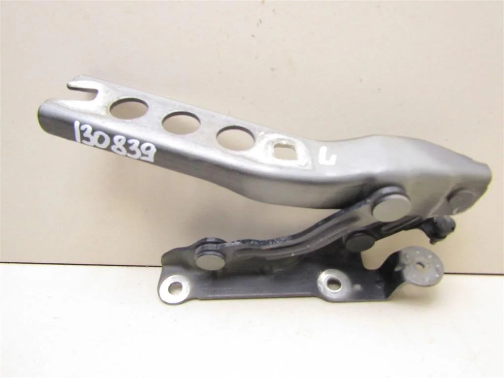 Петля капота левая Skoda Octavia (A5 1Z-) 2004-2013  [1Z0823301C]  1.6  BSE в Вологде