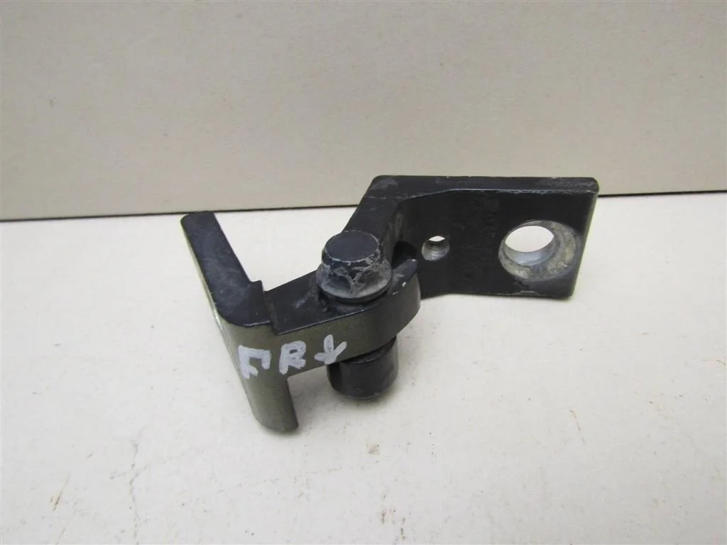 Петля двери передней правой нижняя Skoda Octavia (A5 1Z-) 2004-2013  [6Y0831412D]  1.6  BSE в Вологде