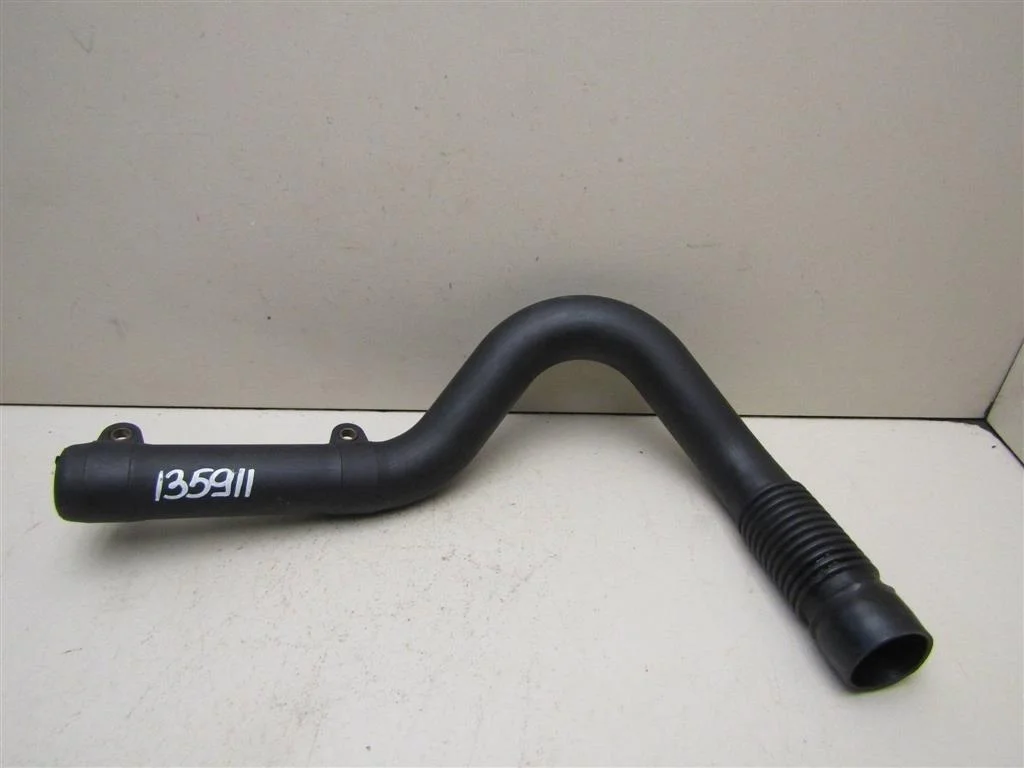 Патрубок воздушного фильтра Audi A4 (B7) 2005-2007  [06B129657C]  2.0 ALT в Вологде