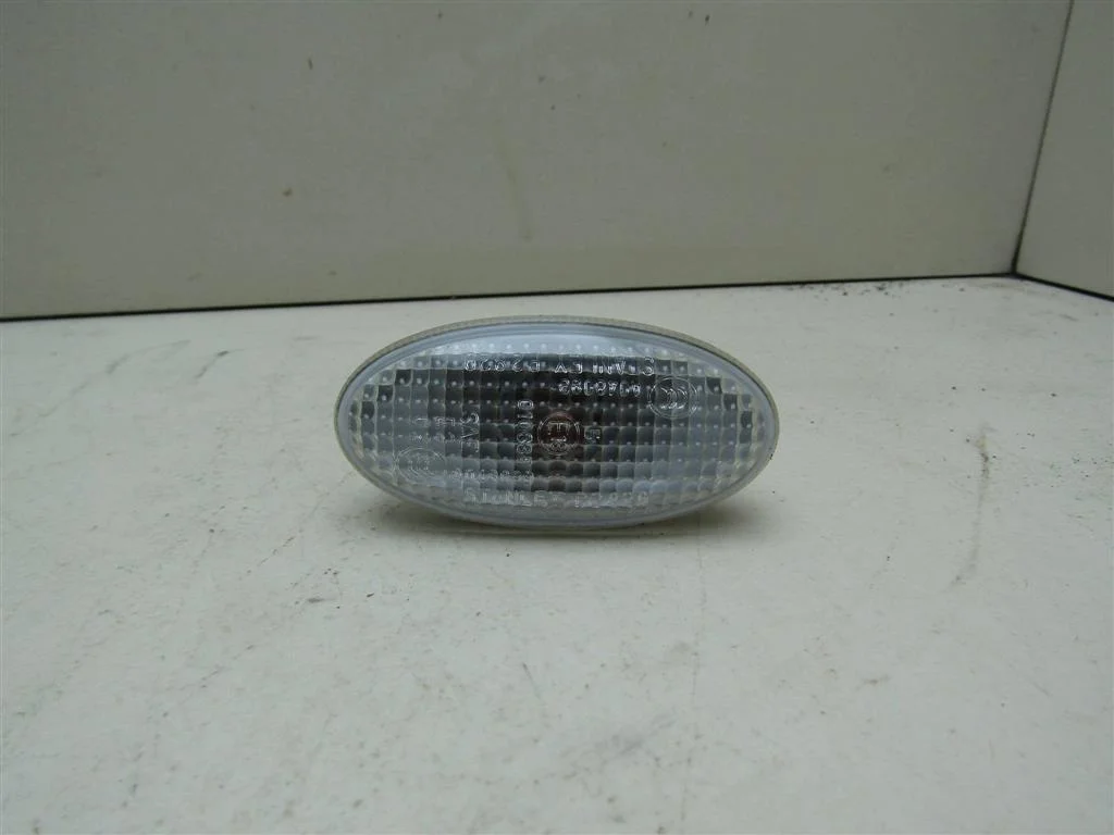 Повторитель на крыло белый Mazda Mazda 3 (BK) 2002-2009  [GJ6A51120C]  1.6 16V Z6 в Вологде